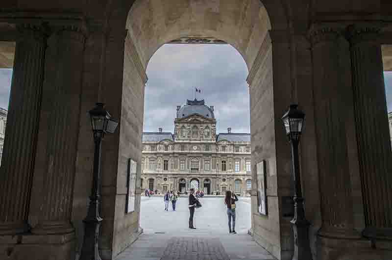 93 - Francia - Paris - museo del Louvre - patio Cuadrado.jpg